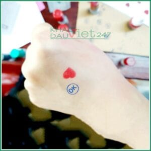 Con dấu sự kiện in lên tay